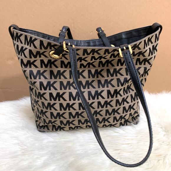 MICHAEL KORS Black/White Monogrammed Canvas JET SET GRAB BAG Tote - Picture 3 of 16